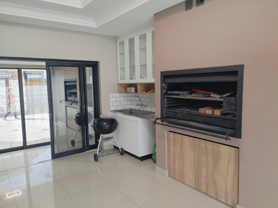 5 Bedroom Property for Sale in Tafelzicht Western Cape